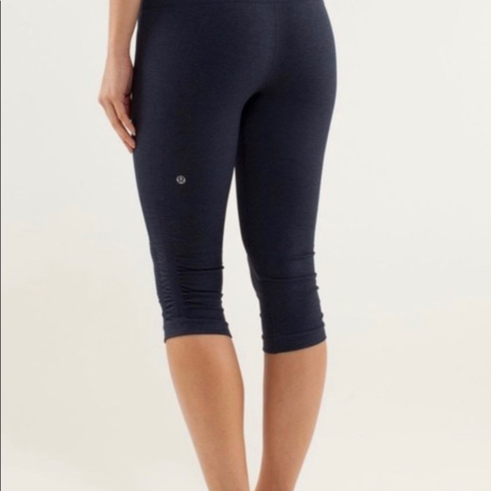 LULULEMON In The Flow // Cropped Seamless Leggings (SZ 6)